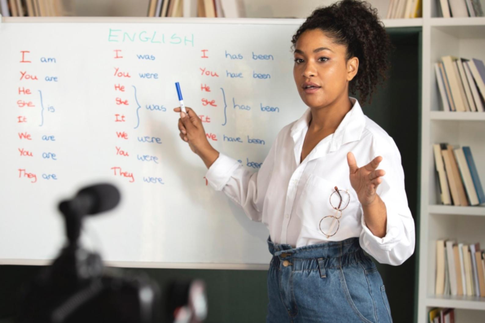 Espace de formation moderne avec équipements technologiques pour l'analyse financière